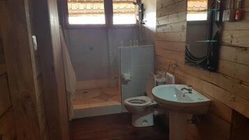 Een douche, gratis toiletartikelen, pantoffels, handdoeken