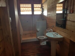 Shower, free toiletries, slippers, towels - Living Waters Resort (Jinja)