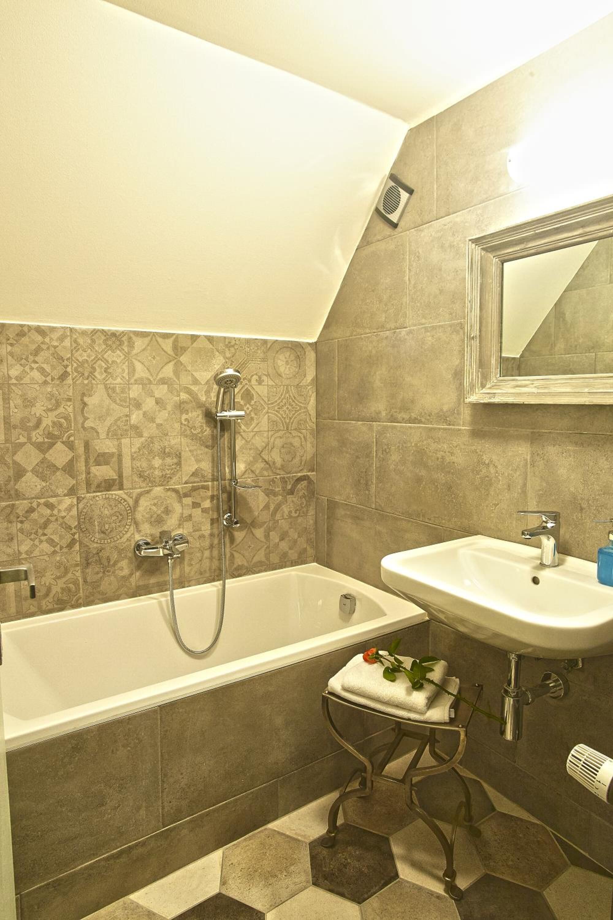 Ein Badezimmer mit Badewanne, Waschbecken und Spiegel.