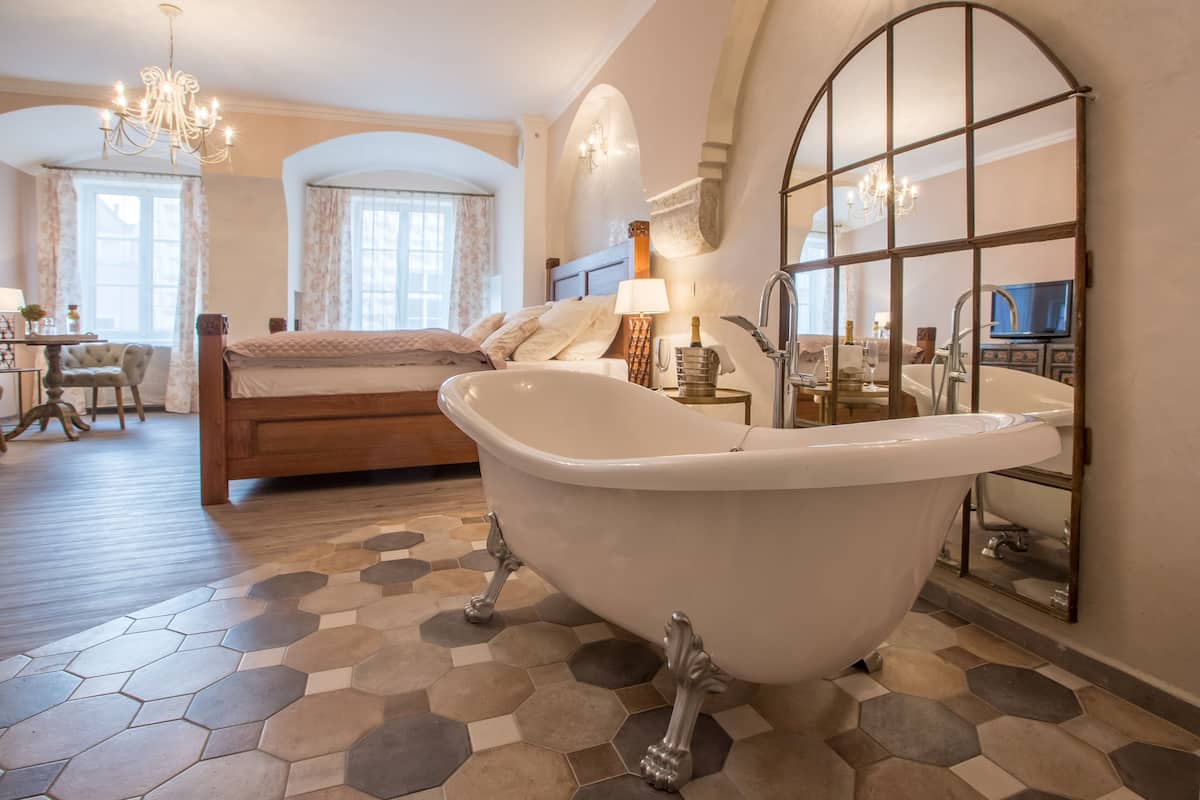 Romantic Suite | Bathroom | Free toiletries, towels