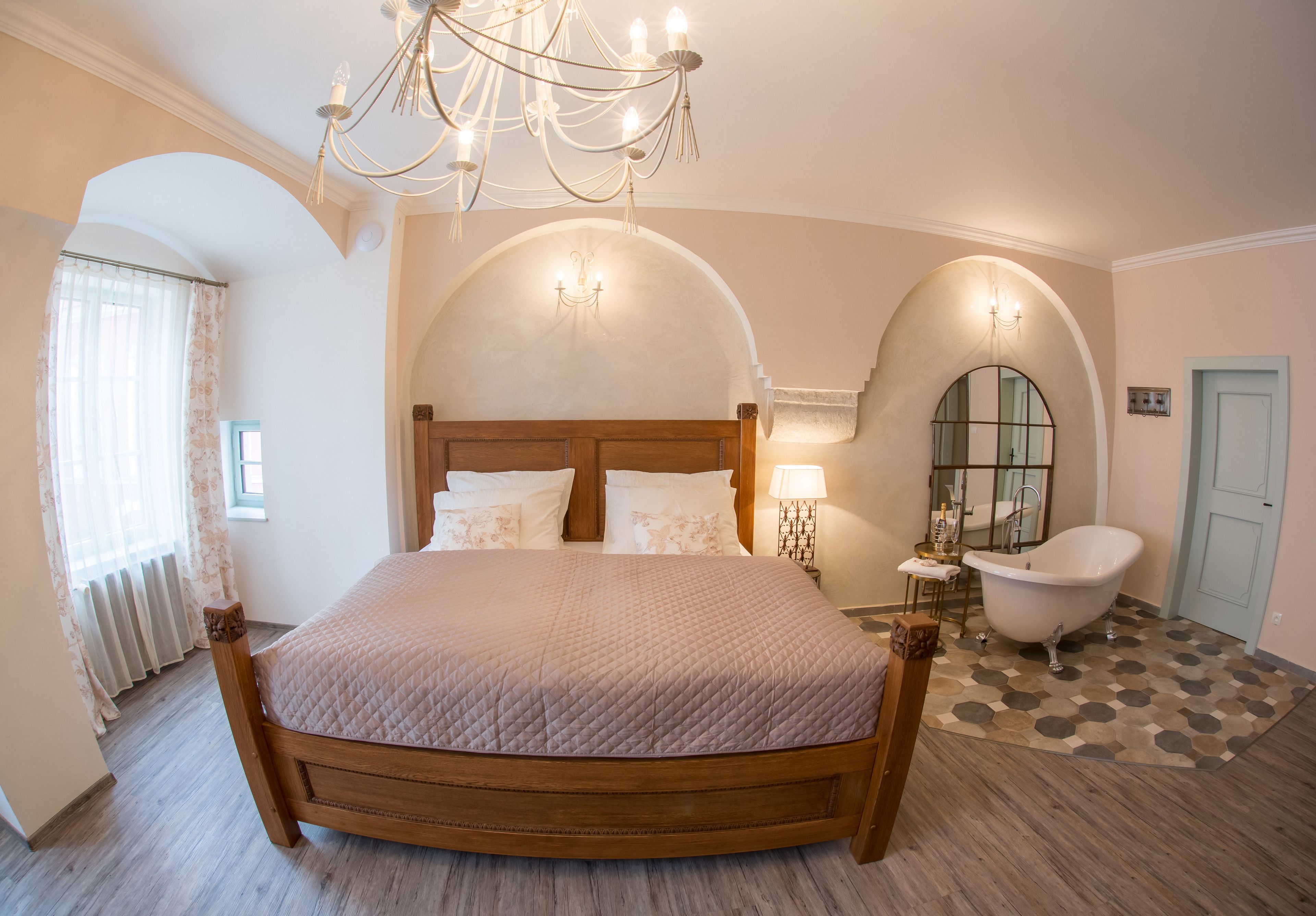 Romantic Suite | Premium bedding, desk, iron/ironing board, cribs/infant beds