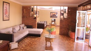 Lobby lounge - Papaya Holiday Home (Kampala)