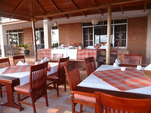 Outdoor dining - Papaya Holiday Home (Kampala)