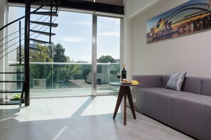 Suite, balkong | Oppholdsområde | En 50-tommers Flatskjerm-TV med kabel-kanaler samt TV