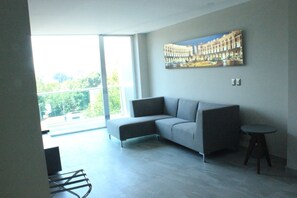 Suite, Balcony | Living room