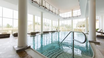 Innenpool, geöffnet von 06:00 Uhr bis 23:00 Uhr, Liegestühle