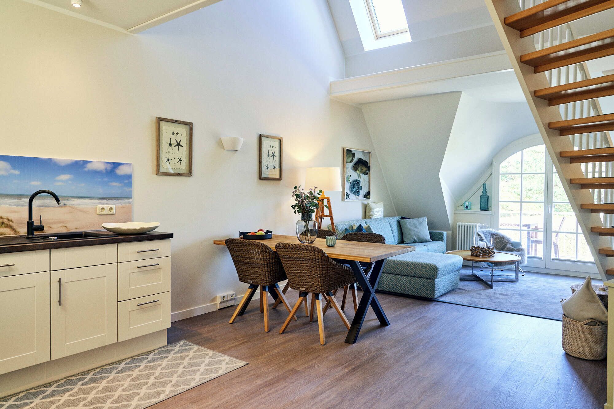 Un loft espacioso con cocina, comedor y zona de estar.