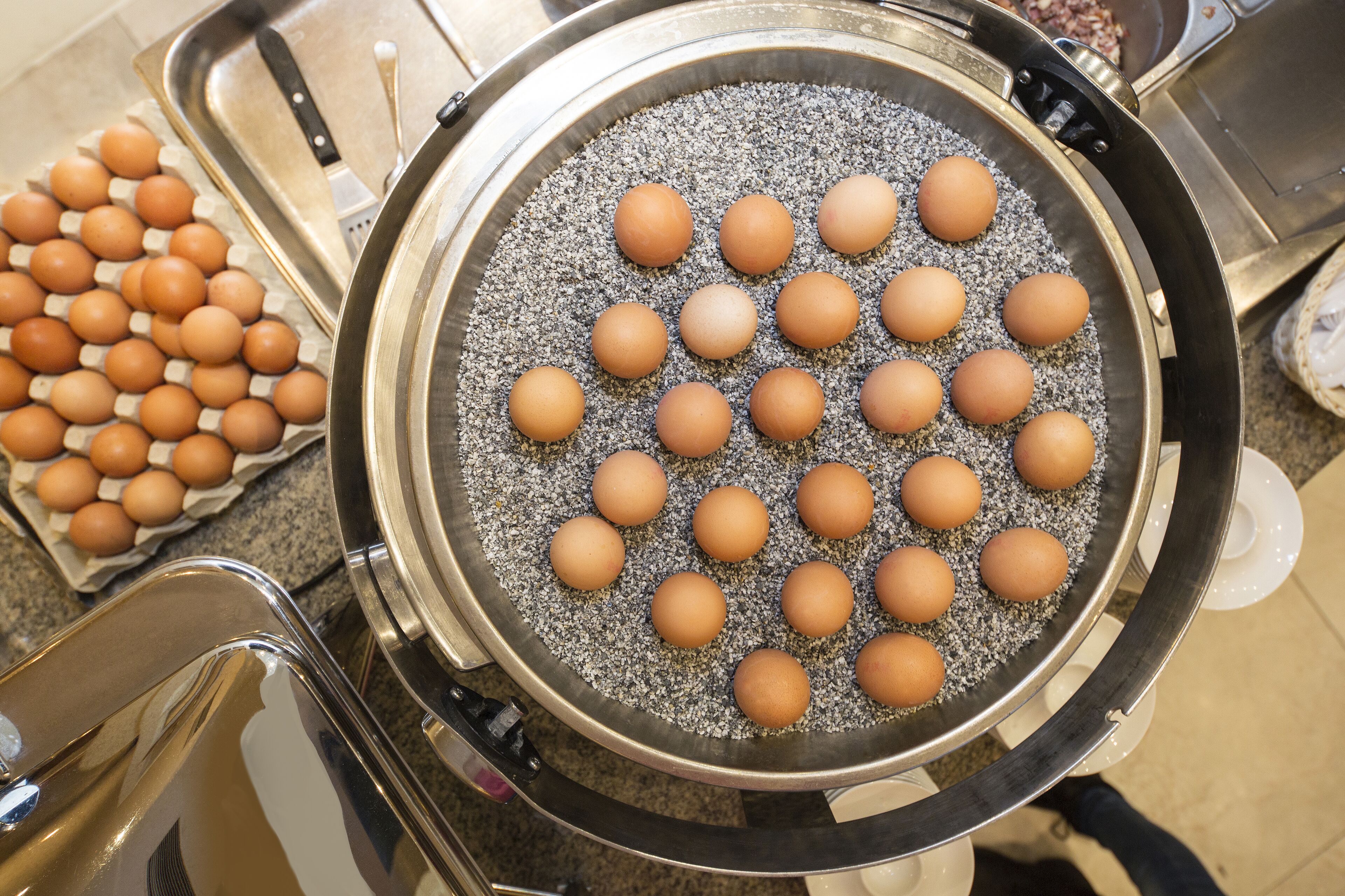 Una sartén llena de huevos sobre una estufa.