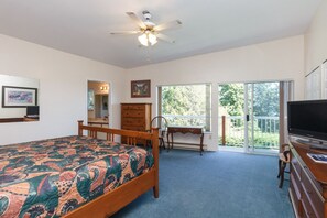 Deluxe Room, 1 King Bed, Balcony, Sea Facing