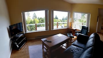 Panoraamasviitti, 2 makuuhuonetta, terassi, meren rannalla | Olohuone | Televisio