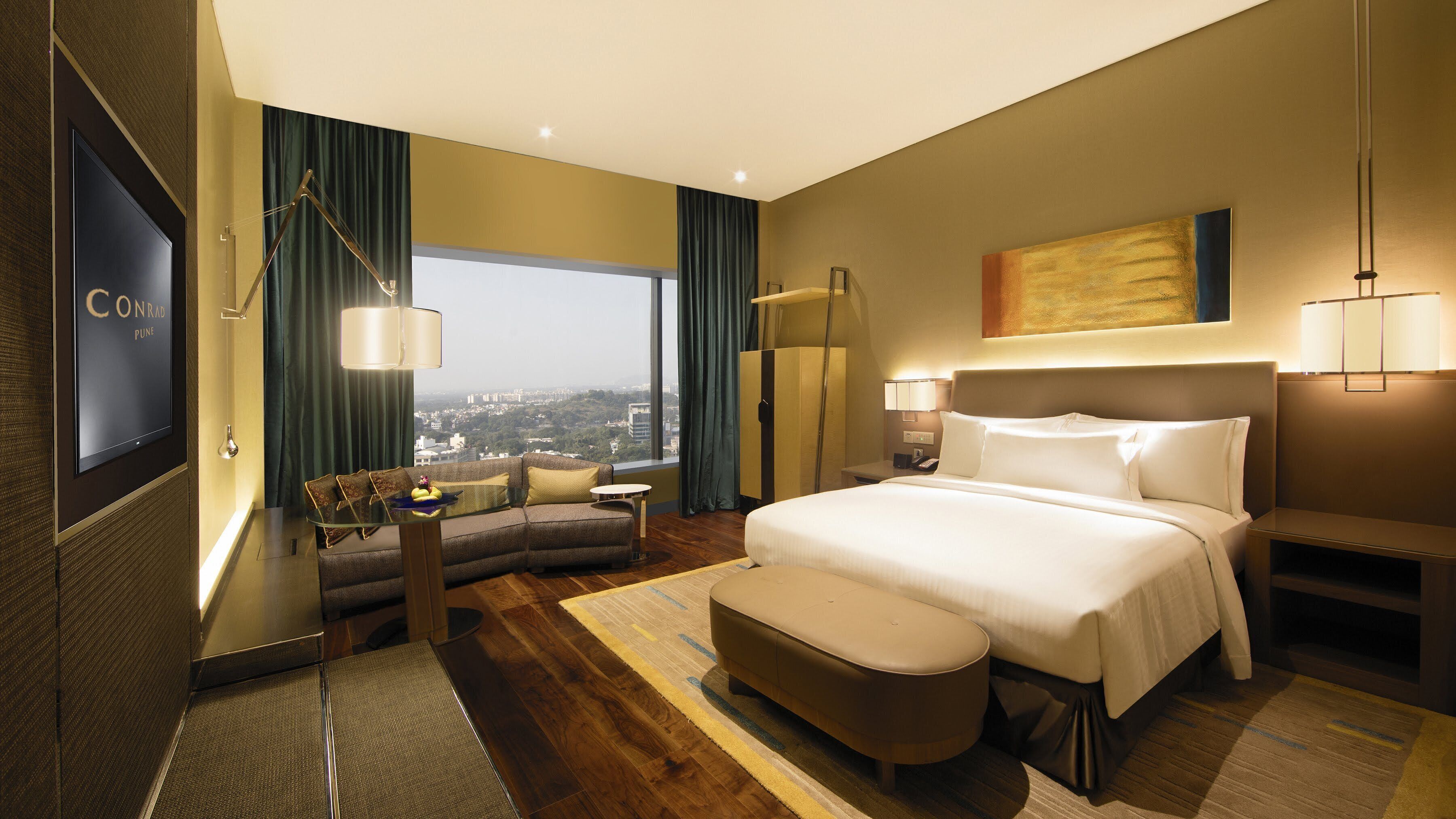 Deluxe Room, 1 King Bed | Minibar, in-room safe, desk, laptop workspace