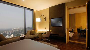 King, Deluxe Suite, 1 Bedroom | Minibar, in-room safe, desk, laptop workspace