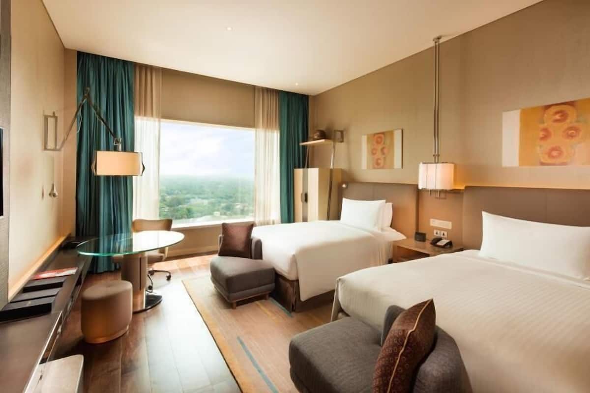 Premium bedding, minibar, in-room safe, desk