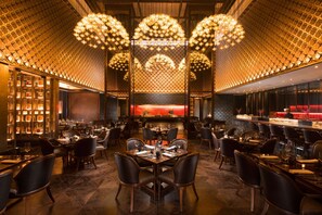 7 restaurants, breakfast, lunch, dinner served; international cuisine - Conrad Pune by Hilton (Pune)