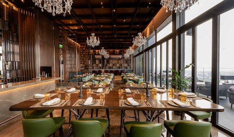 7 restaurantes; se sirve desayuno, almuerzo y cena; cocina internacional