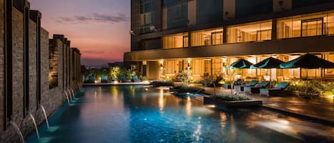 Outdoor pool, free cabanas, pool umbrellas