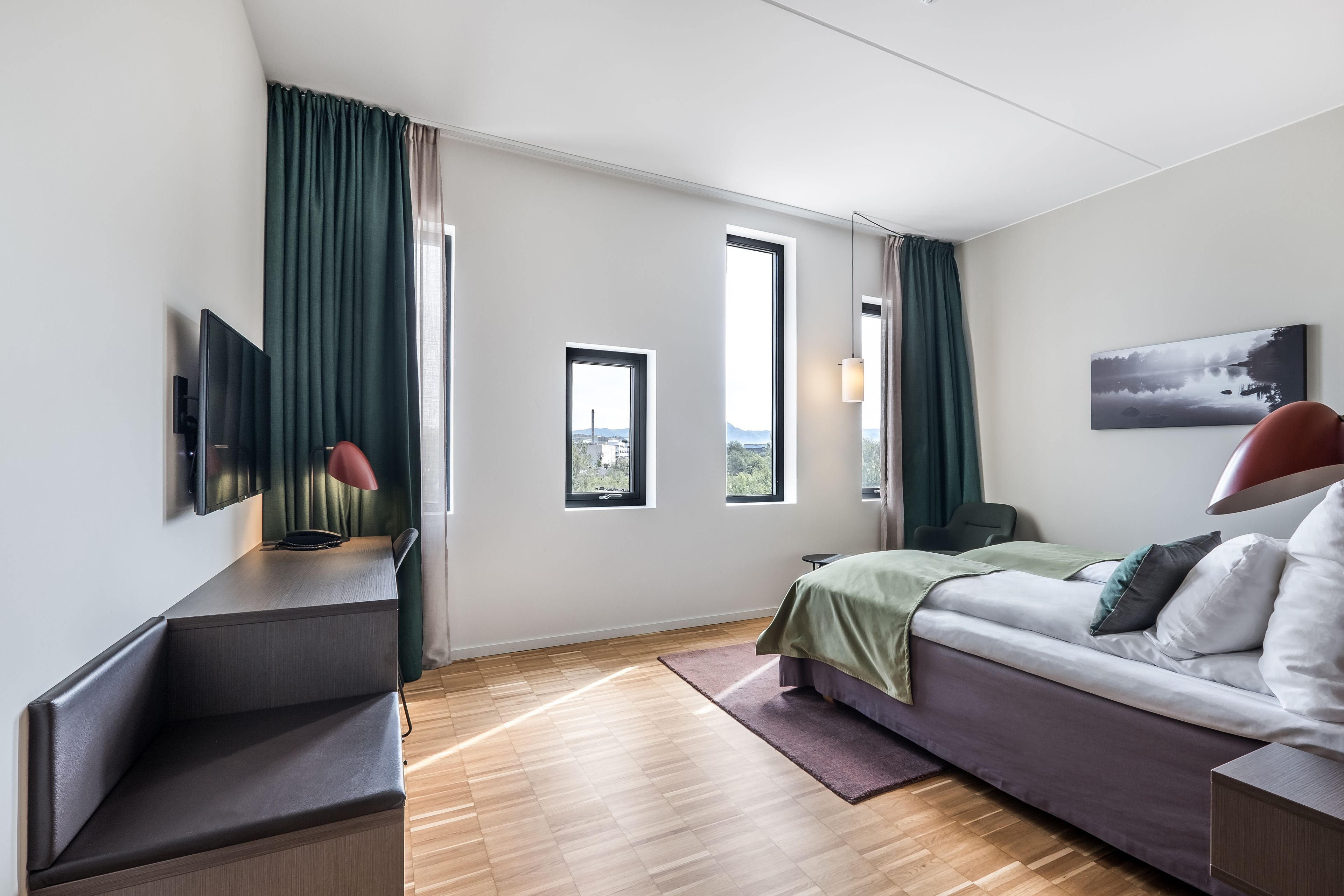 deluxe room, 2 single beds, non smoking | 1 bedroom, pillow-top beds, desk, iron/ironing board