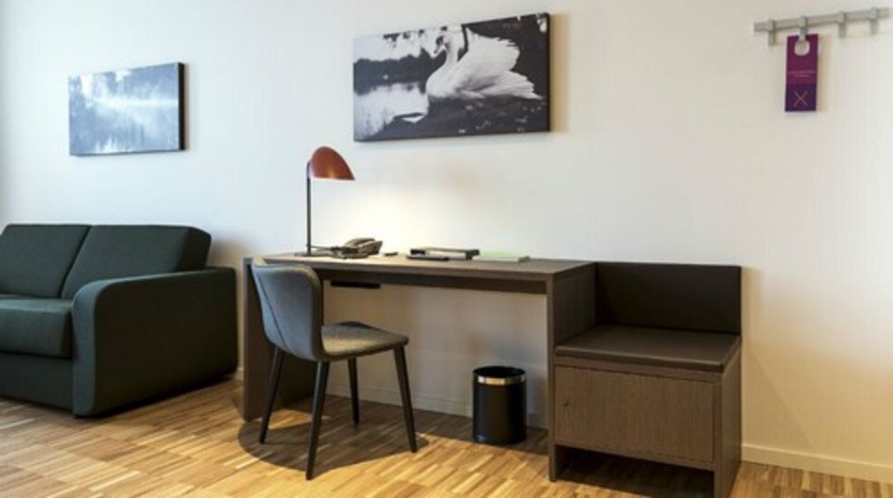 suite, 1 double bed, non smoking | 1 bedroom, pillow-top beds, desk, iron/ironing board