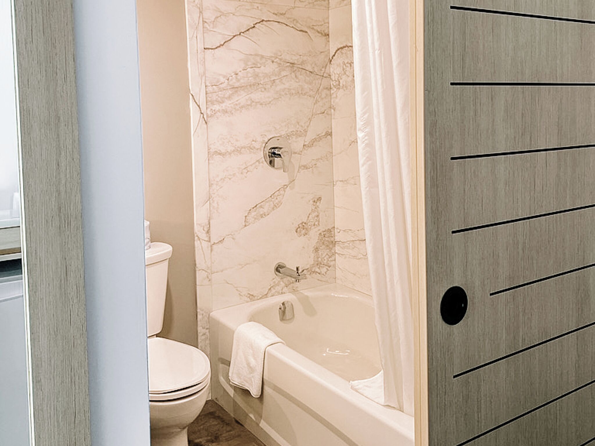 executive single room | bathroom | combined shower/bathtub, deep-soaking bathtub, rainfall showerhead