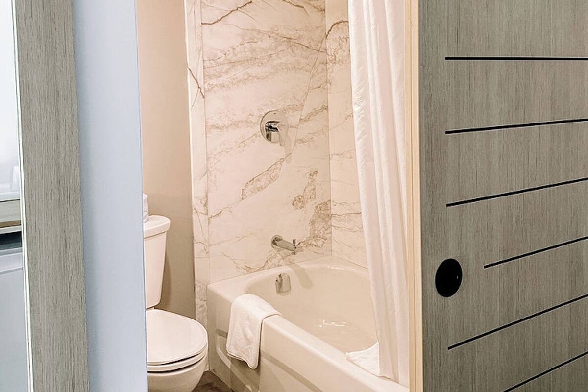 executive single room | bathroom | combined shower/bathtub, deep-soaking bathtub, rainfall showerhead