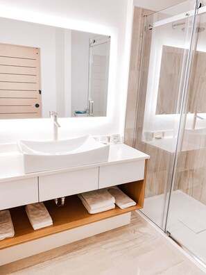 Premium Studio, 1 King Bed, Kitchenette, Lake View | Bathroom