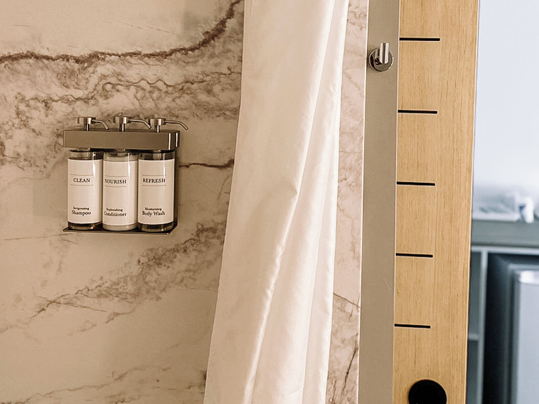 executive single room | bathroom | combined shower/bathtub, deep-soaking bathtub, rainfall showerhead