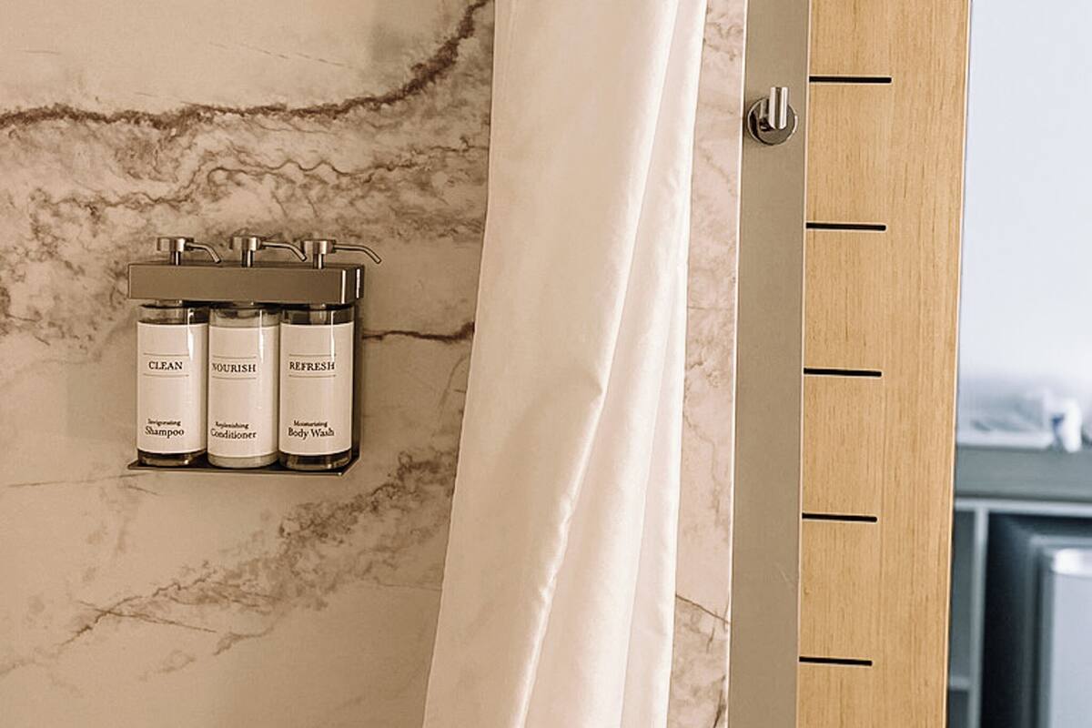 executive single room | bathroom | combined shower/bathtub, deep-soaking bathtub, rainfall showerhead