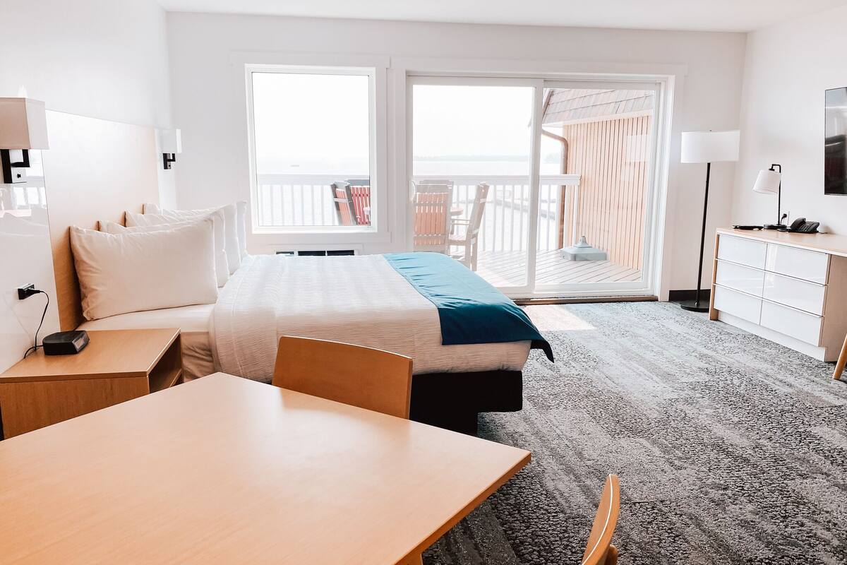 premium studio, 1 king bed, kitchenette, lake view | 1 bedroom, premium bedding, pillow-top beds, minibar