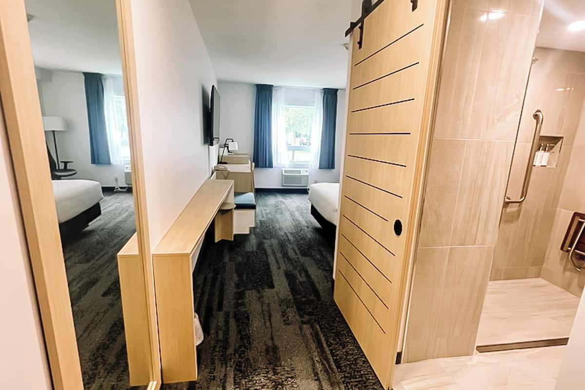 premium single room, 1 queen bed, accessible | 1 bedroom, premium bedding, pillow-top beds, minibar