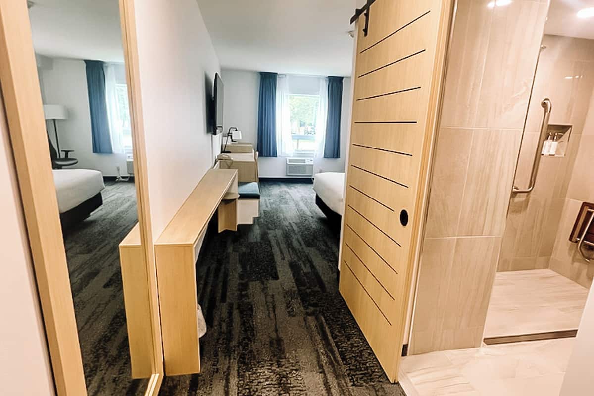 Premium eenpersoonskamer, 1 queensize bed, toegankelijk voor mindervaliden | Luxe beddengoed, pillowtop-bedden, een minibar, een bureau