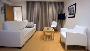 Apartment, 1 Schlafzimmer, Balkon | Wohnzimmer | Flachbildfernseher