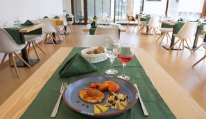 Petit déjeuner, déjeuner et dîner servis sur place