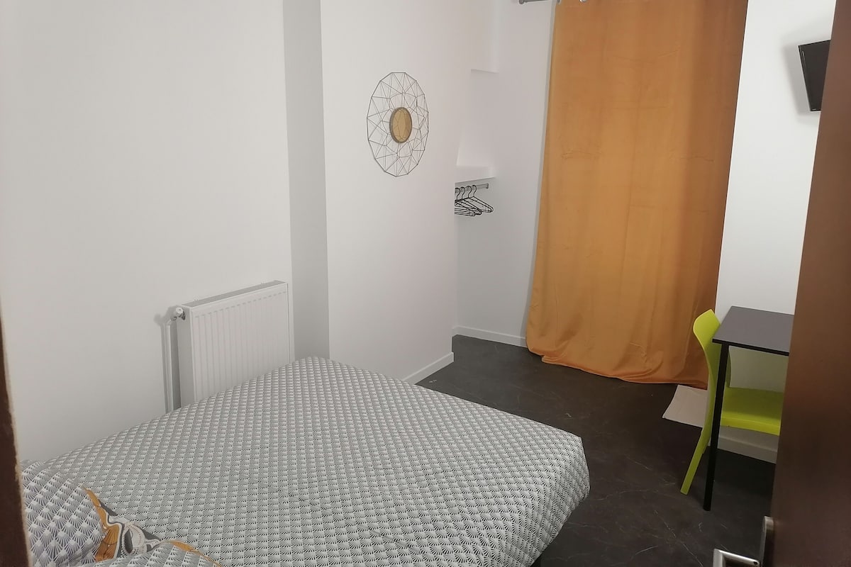 Bureau, rideaux occultants, chambres insonorisées