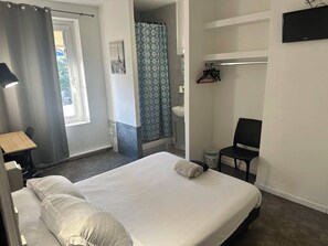 Double Room (with shower) - Hotel Le Parisien (Reims)