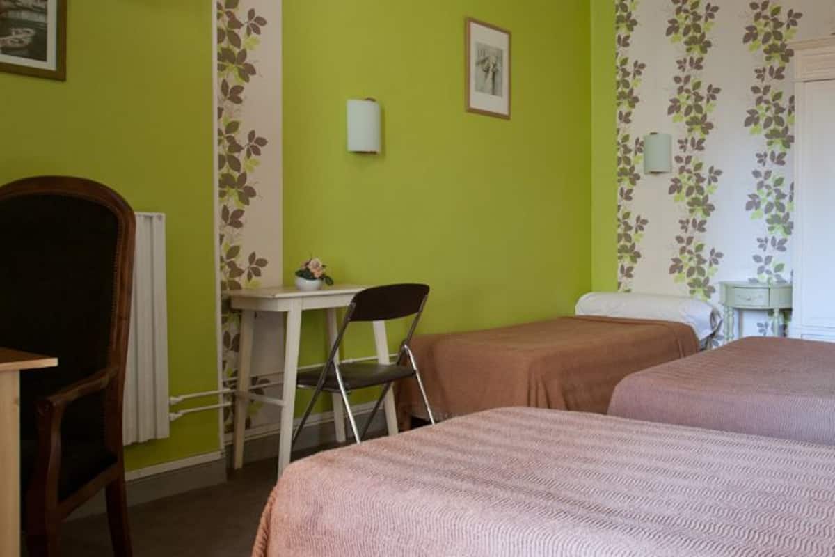 Chambre Triple (with shower)