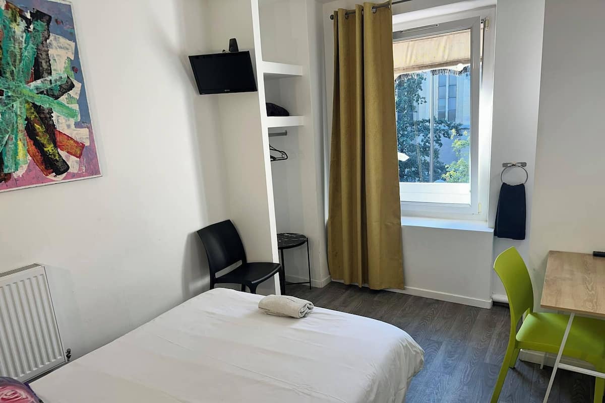 Chambre Double, salle de bains commune