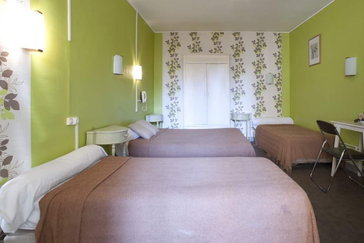 Chambre Quadruple (with shower)