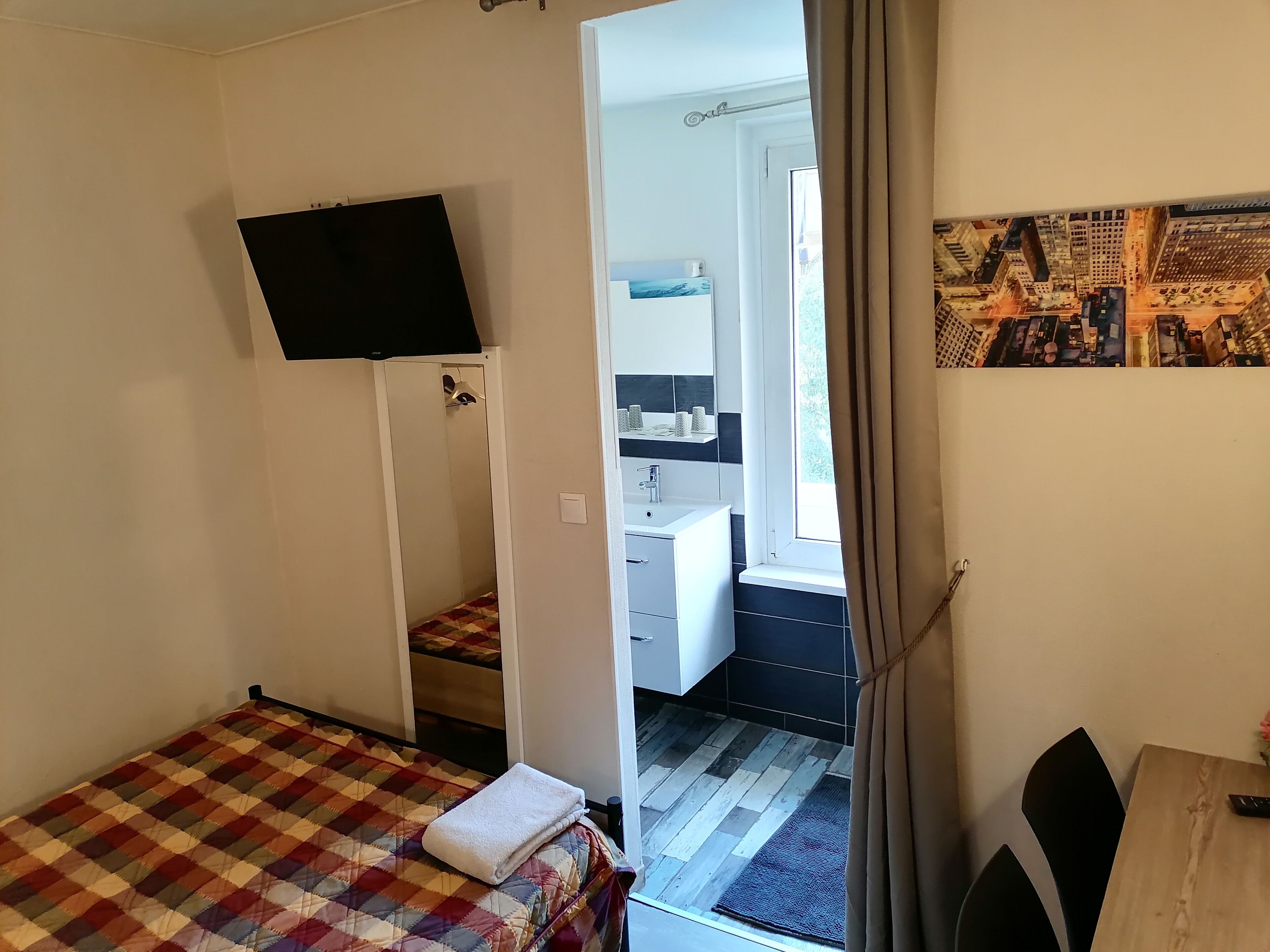 Schreibtisch, Verdunkelungsvorhänge, schallisolierte Zimmer