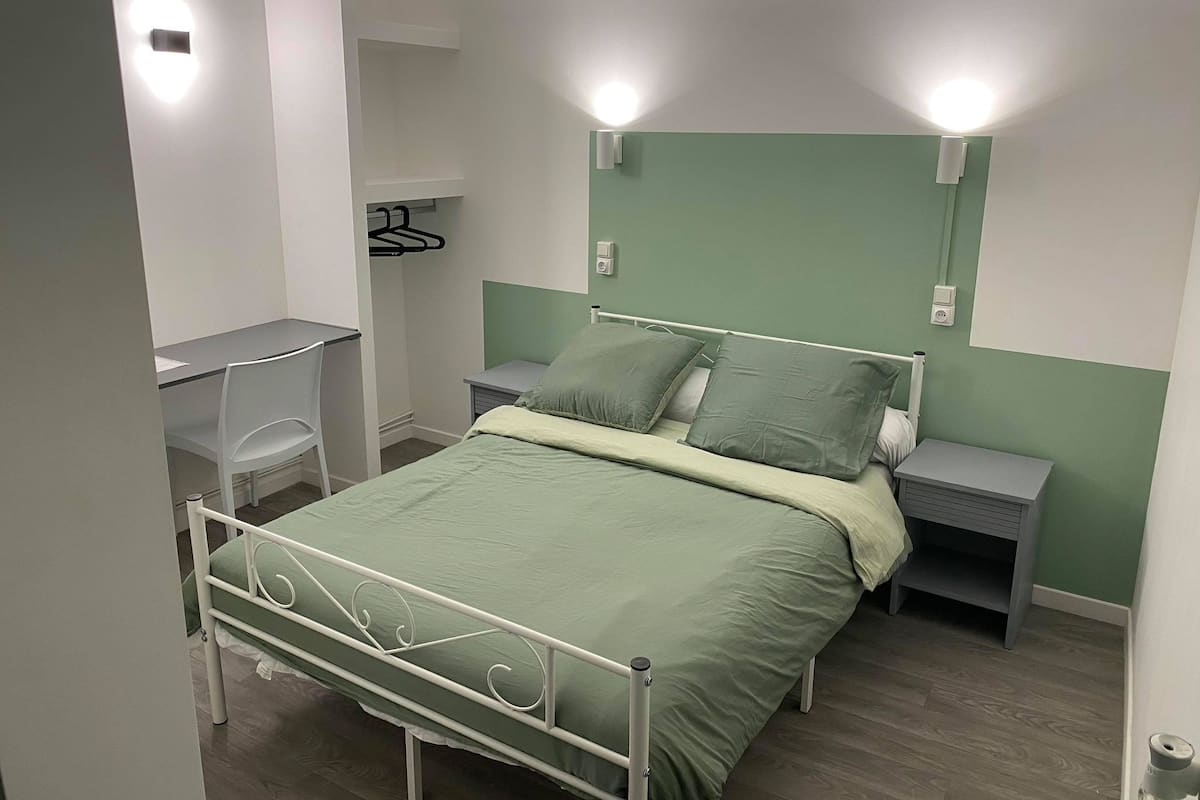 Bureau, rideaux occultants, chambres insonorisées
