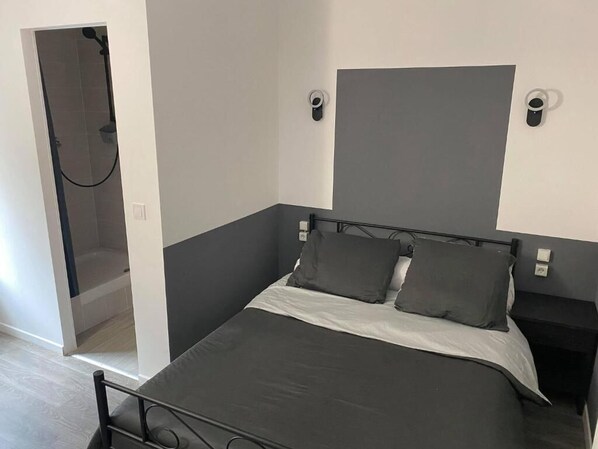 Bureau, rideaux d’obscurcissement, système d’insonorisation