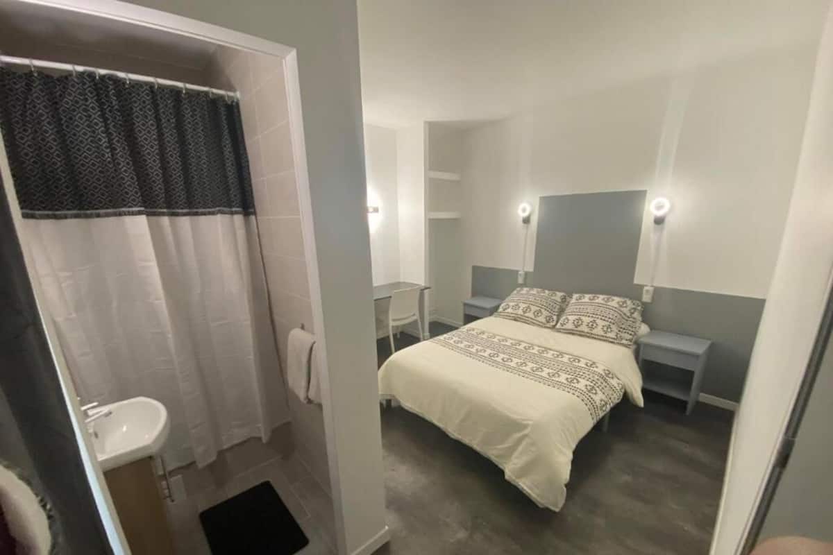 Chambre Double (with shower) | Bureau, rideaux occultants, chambres insonorisées