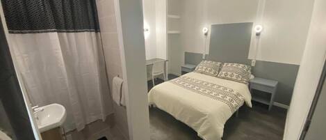 Quarto casal (with shower) | Escrivaninha, cortinas blackout, quartos à prova de som