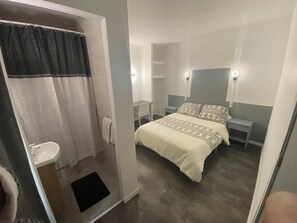 Kamar Double (with shower) | Meja kerja, tirai kedap cahaya, kedap suara, dan setrika/meja setrika