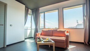 Desk, blackout curtains, soundproofing, iron/ironing board (on request) - ONOMO Hotel Rabat Medina (Rabat)