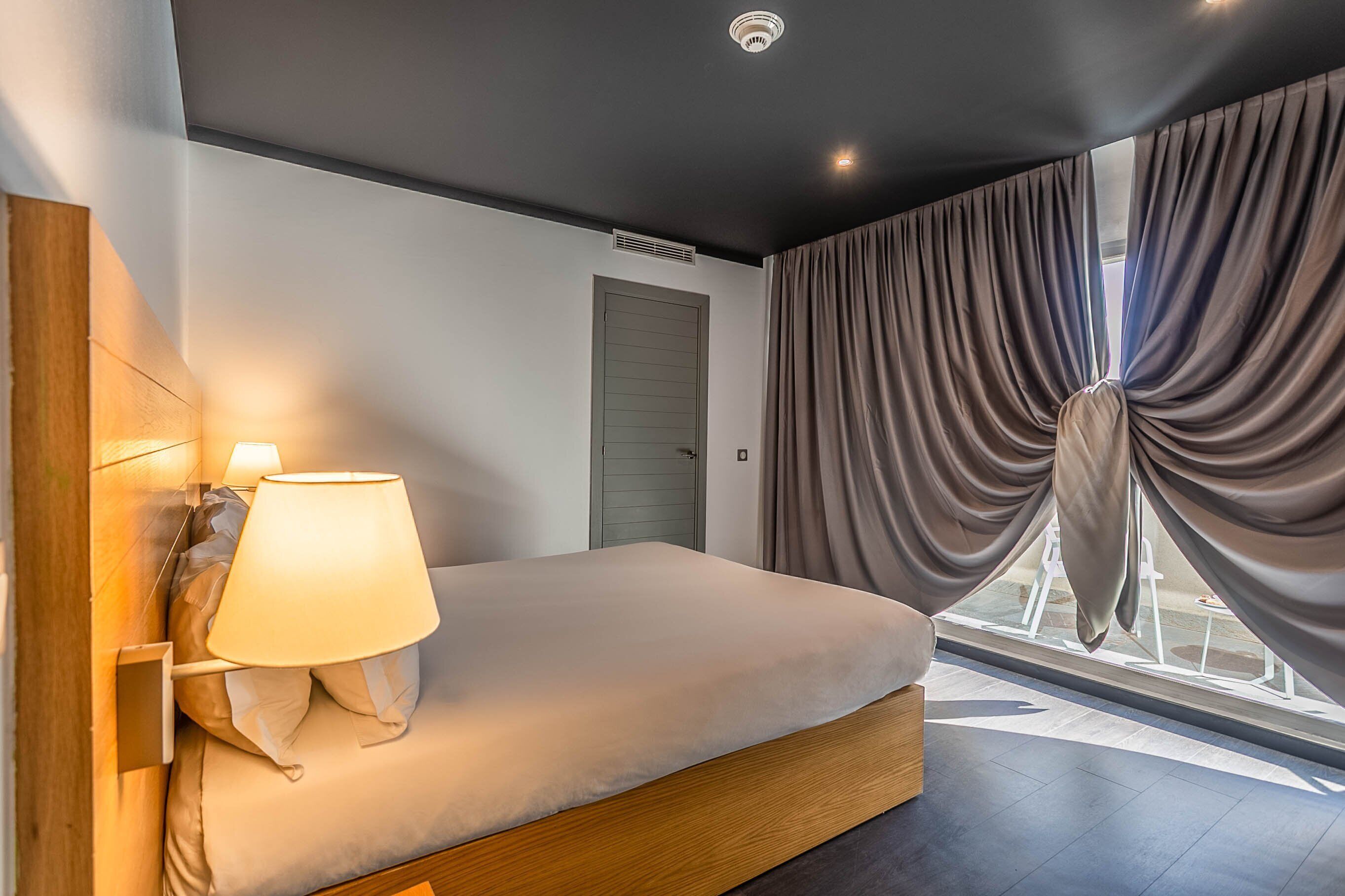 standard room, 1 queen bed | desk, blackout curtains, soundproofing, iron/ironing board