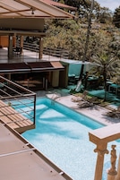 Piscina externa, guarda-sóis, espreguiçadeiras