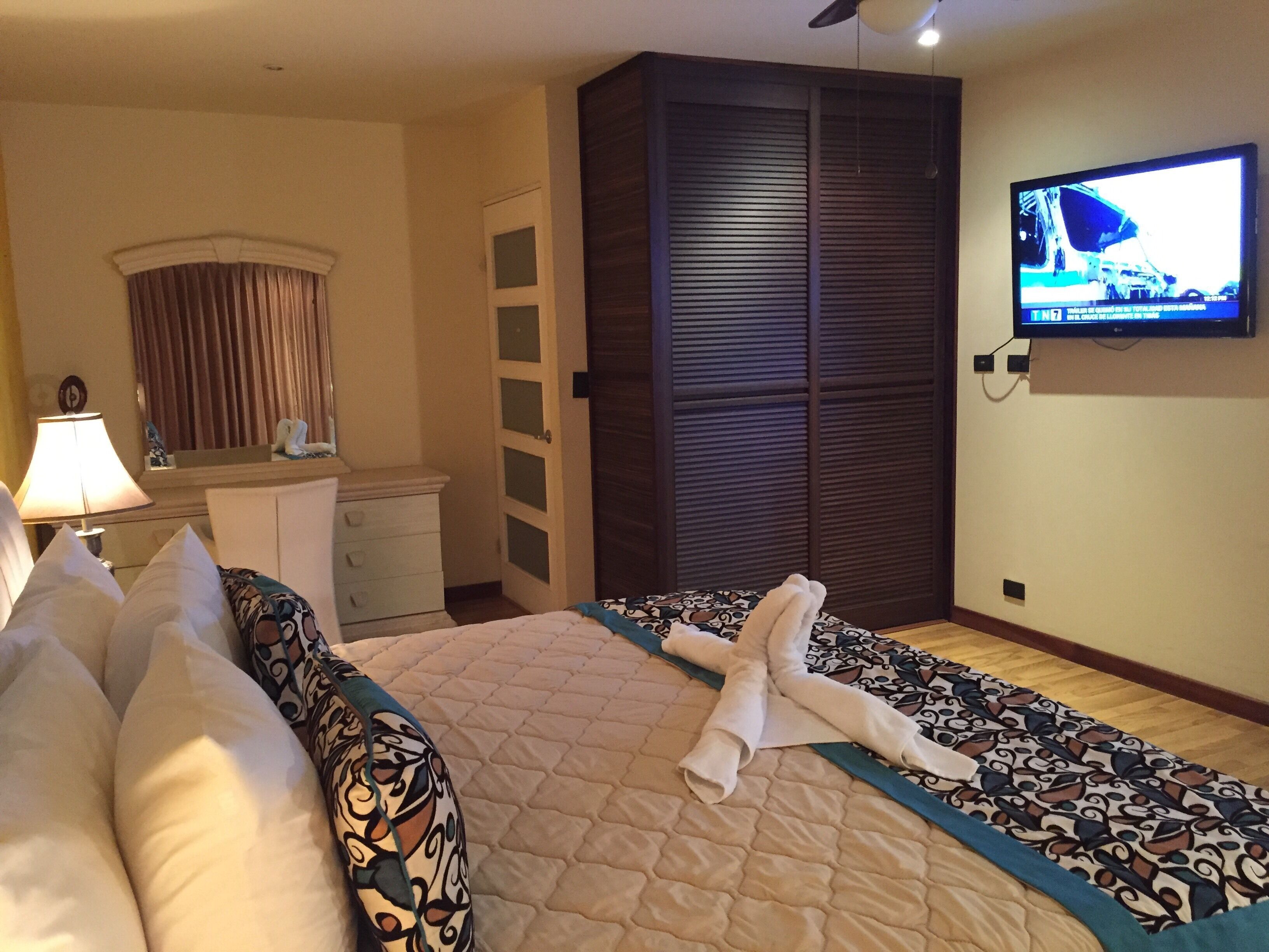 Superior Room, 1 Queen Bed, Pool View | Premium bedding, pillowtop beds, minibar, in-room safe
