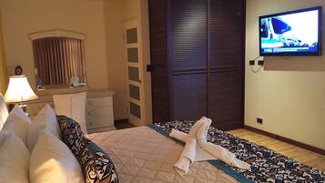 Superior kamer, 1 queensize bed, uitzicht op zwembad | Luxe beddengoed, pillowtop-bedden, een minibar, een kluis op de kamer