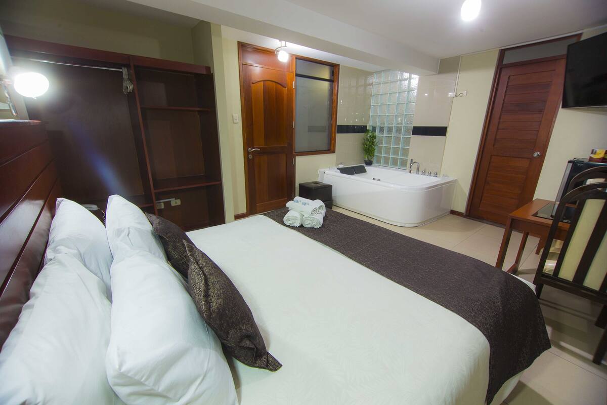 junior suite, 1 king bed, jetted tub | 1 bedroom, premium bedding, down duvets, pillow-top beds