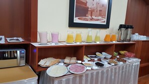 Un buffet de petit-déjeuner proposant une variété d’aliments et de boissons.